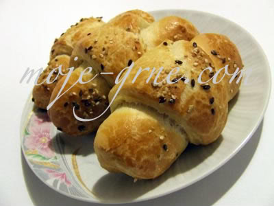 kiflice-sa-belim-lukom1-1 kiflice-sa-belim-lukom1-1