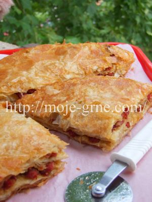 Burek sa rostiljskom kobasicom2 Burek sa rostiljskom kobasicom