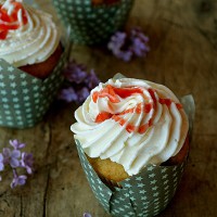 Cupcakes sa crvenim voćem i frostingom od krem sira