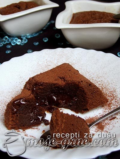 Topli kolač od čokolade - Lava cake