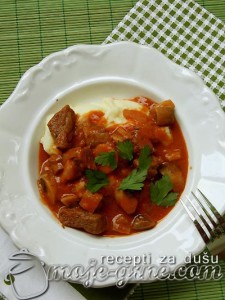 Gulaš sa junetinom