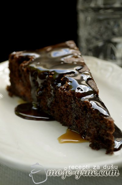 Čokoladni kolač sa šljivama - Chocolate Dimply Plum Cake