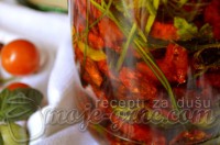 Čeri paradajz sušen na suncu