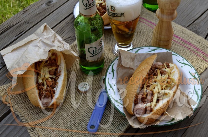 Hot Dog sa sosom od mesa i piva
